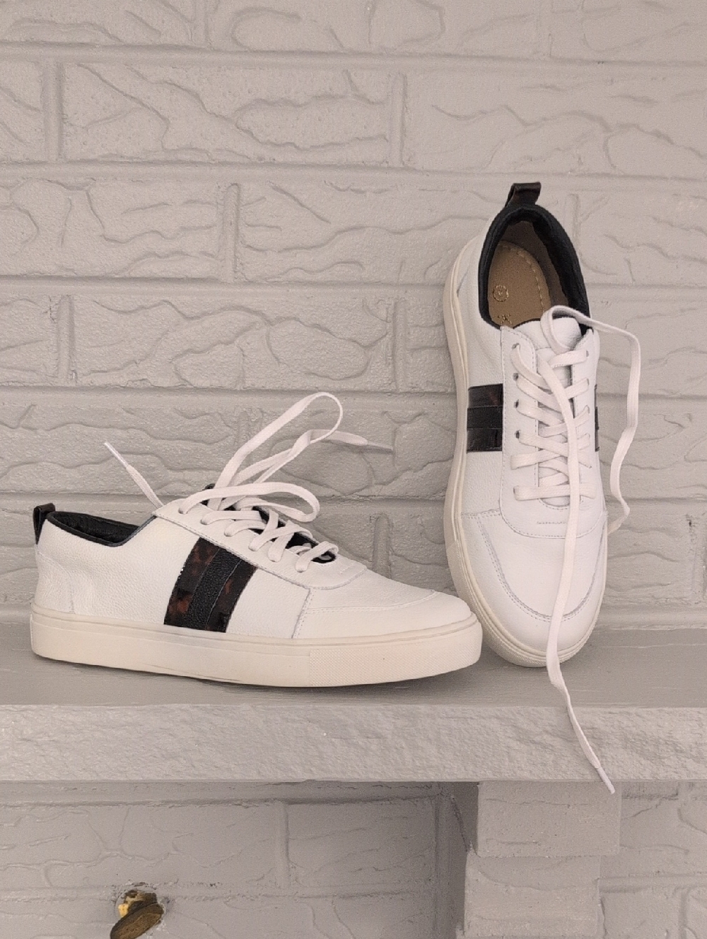 Kaanas White Low-Top Sneakers with Black And Tortoise Stripe
